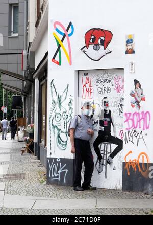 COVID-19 Coronavirus Pandemie.Senior Mann mit Maske vor Graffiti-Wand in Rosenthaler straße, Mitte, Berlin Stockfoto
