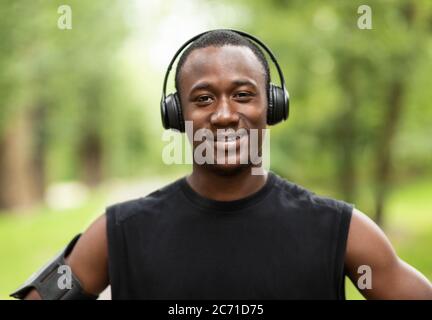 Nahaufnahme Porträt eines lächelnden afroamerikanischen Sportlers Stockfoto