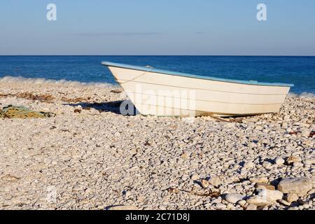 Der Blick auf das Fischerboot auf das wunderschöne tropische Karibische Meer, nahe Paraise, Dominikanische Republik Stockfoto