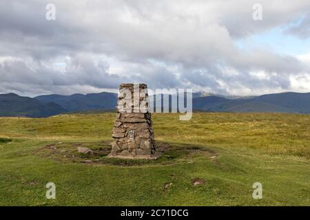 Der Gipfel des Little Mell Fell und der Blick in Richtung Helvellyn Range, Lake District, Cumbria, Großbritannien Stockfoto