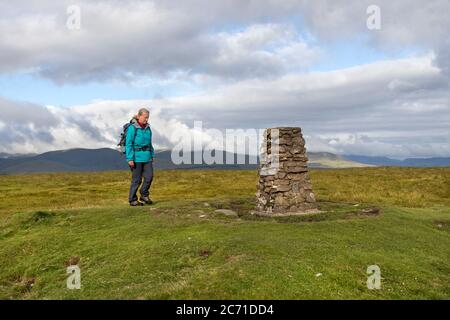 Walker nähert sich dem Gipfel von Little Mell Fell, Lake District, Cumbria, Großbritannien Stockfoto