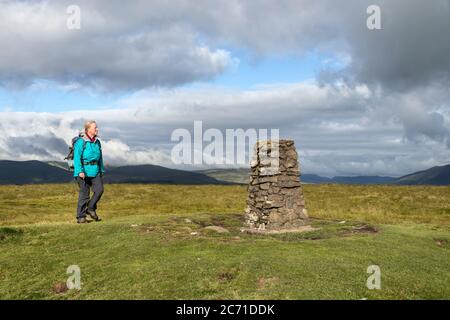 Walker nähert sich dem Gipfel von Little Mell Fell, Lake District, Cumbria, Großbritannien Stockfoto