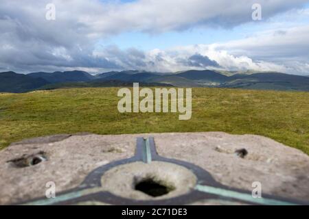 Der Gipfel des Little Mell Fell und der Blick in Richtung Helvellyn Range, Lake District, Cumbria, Großbritannien Stockfoto