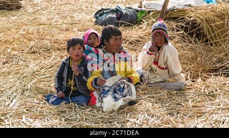 Puno, Peru - September 2017: Unbekannte Menschen auf der schwimmenden Insel Isla Flotante, Titicacasee, Peru Stockfoto