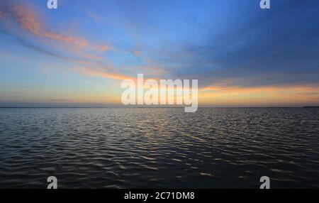 Schöner Nachthimmel nach Sonnenuntergang über der Wasseroberfläche Stockfoto