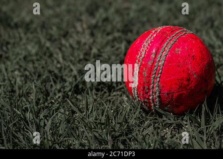 Nahaufnahme eines Cricket-Balls. England Cricket und World Cup Konzept. Stockfoto