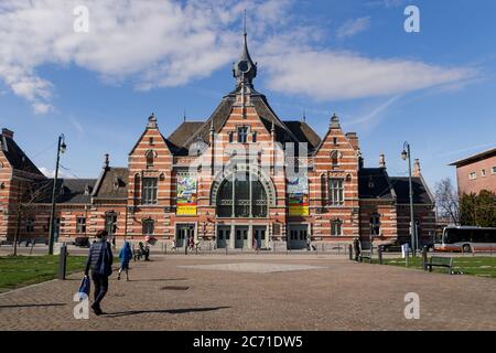 Schaarbeek, Brüssel Hauptstadt Region, Belgien - 8. März 2019 : Fassade des Bahnhofs Schaarbeek (fr : Schaerbeek) und des Platzes Pricess Elisabe Stockfoto