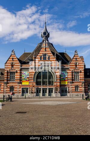 Schaarbeek, Brüssel Hauptstadt Region, Belgien - 8. März 2019 : Fassade des Bahnhofs Schaarbeek (fr : Schaerbeek) und des Platzes Pricess Elisabe Stockfoto