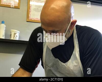 Andy Senior (rechts), ein Sportmassagetherapeut, hilft einem Klienten bei AS Therapy and Fitness in Leeds, das am Montag eröffnet wurde. Nagelstudios, Schönheitssalons, Tattoo- und Massagestudios, Physiotherapie-Unternehmen, Spas und Piercing-Services können in der neuesten Aufhebung der Beschränkungen in England wieder eröffnet werden. Siehe PA Geschichte GESUNDHEIT Coronavirus. Bildnachweis sollte lauten: Richard McCarthy/PA Wire Stockfoto