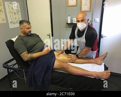 Andy Senior (rechts), ein Sportmassagetherapeut, hilft einem Klienten bei AS Therapy and Fitness in Leeds, das am Montag eröffnet wurde. Nagelstudios, Schönheitssalons, Tattoo- und Massagestudios, Physiotherapie-Unternehmen, Spas und Piercing-Services können in der neuesten Aufhebung der Beschränkungen in England wieder eröffnet werden. Siehe PA Geschichte GESUNDHEIT Coronavirus. Bildnachweis sollte lauten: Richard McCarthy/PA Wire Stockfoto