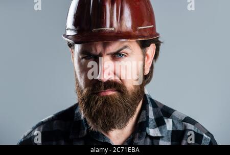 Bauen Sie Ihre Zukunft. Mann mit Hardhat. Bauarbeiter in Hardhat. Ingenieur Architekt arbeiten in Schutzhelm. Brutal Techniker Builder. Fabrikarbeiter Mechaniker. Industriearbeiter in Helm. Stockfoto