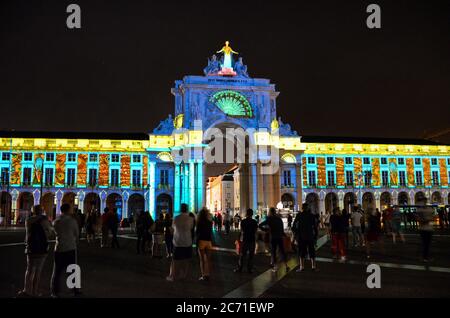 Lissabon, Portugal-20. august 2018: Erstaunliche Lichtshow auf Rua Augusta Arch auf Commerce Square (Praca do Comercio) Stockfoto