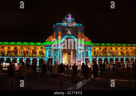 Lissabon, Portugal-20. august 2018: Erstaunliche Lichtshow auf Rua Augusta Arch auf Commerce Square (Praca do Comercio) Stockfoto