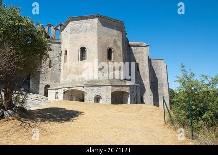 Montmajour,Frankreich-august 14,2016:die Abtei von St. Peter in Montmajour ist ein großes befestigtes Kloster in der Nähe von Arles, Frankreich von Benediktinermönchen gebaut Stockfoto