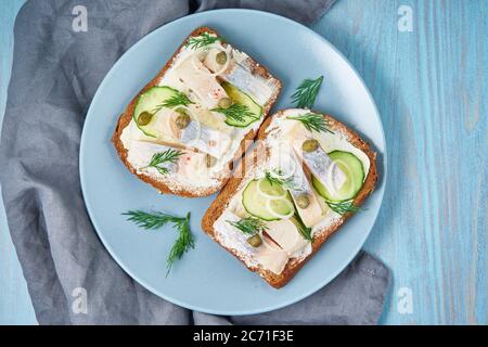 Hering Smorrebrod: Traditionelle dänische Sandwiches. Schwarzbrot mit Hering Stockfoto