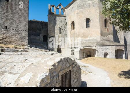 Montmajour,Frankreich-august 14,2016:die Abtei von St. Peter in Montmajour ist ein großes befestigtes Kloster in der Nähe von Arles, Frankreich von Benediktinermönchen gebaut Stockfoto