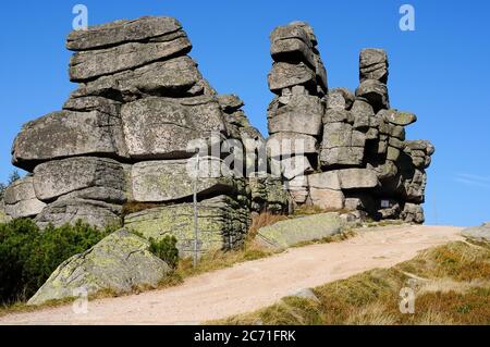 Die drei Schweine rocken. Der Bergweg im Karkonosze-Gebirge an der polnischen und tschechischen Grenze. Stockfoto