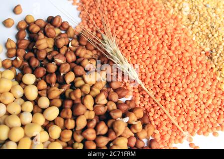 Sammlung von Hülsenfrüchten (Kichererbsen, grüne Erbsen, rosa Linsen, trockene Erbsen, Taubenerbsen, rote Niere) isoliert auf weißem Hintergrund. Stockfoto