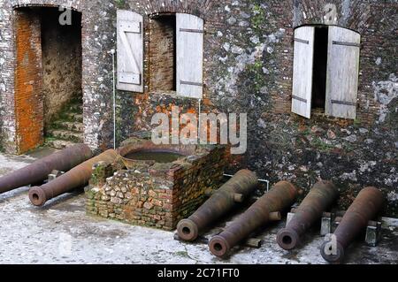 Blick auf den Innenhof mit Kanonen der Festung Citadelle la ferriere bei Cap Haitien, Haiti. Stockfoto