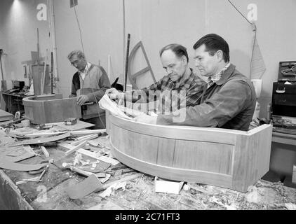 Handwerker Holzarbeiter bei der Arbeit in Großbritannien Fabrik Stockfoto