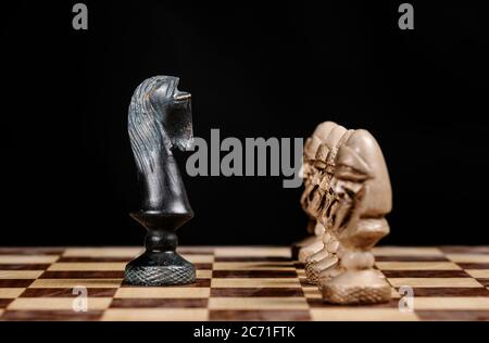 Schachfiguren mit dem Ritter auf einem Schachbrett Stockfoto