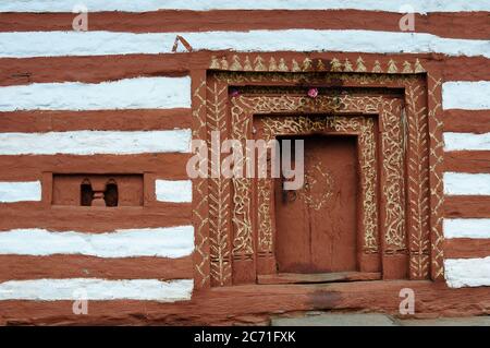 Alte Tür in Kastkuni Shaily Haus des Kullu Tal Manali, Indien Stockfoto