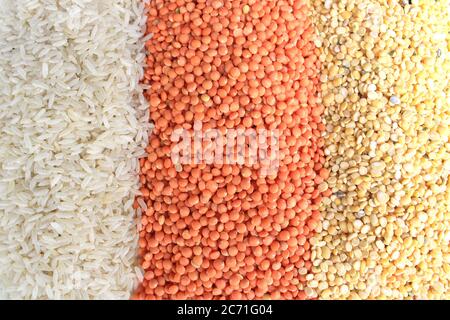 Haufen ungekochten Reiskörns, rote Linsen und Taubenerde. Reiskörner, Mungbohnen und rote Linsen isoliert auf weißem Hintergrund. Hintergrund für trockene Lebensmittel Stockfoto