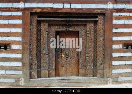 Alte Tür in Kastkuni Shaily Haus des Kullu Tal Manali, Indien Stockfoto