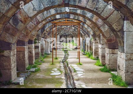 izmir, Türkei - März 2013: Ruinen von Agora, archäologische Stätte in Izmir, Türkei Stockfoto