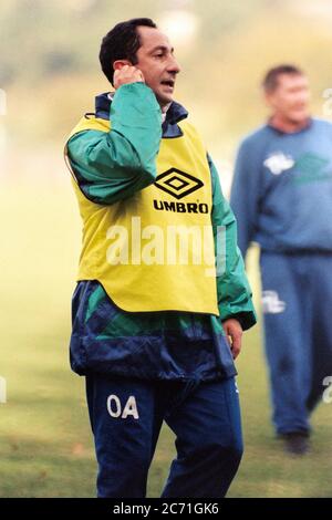 Osvaldo Ardiles Manger von Tottenham Hotspur auf dem Trainingsgelände im Jahr 1994 Stockfoto