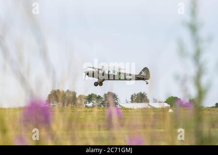 Eslov, Schweden - 10. Juli 2020: Ein kleines einmotorige Flugzeug hebt von einer Grasbahn ab. Das Flugzeug ist in den Farben der schwedischen Armee Luftwaffe lackiert Stockfoto