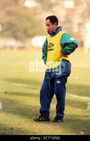 Osvaldo Ardiles Manger von Tottenham Hotspur auf dem Trainingsgelände im Jahr 1994 Stockfoto