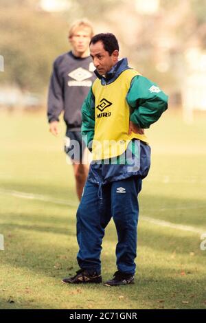 Osvaldo Ardiles Manger von Tottenham Hotspur auf dem Trainingsgelände im Jahr 1994 Stockfoto