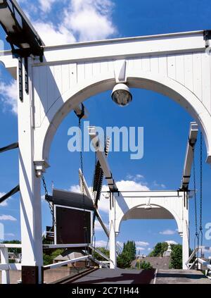 17. Jahrhundert post Mühle 'De Put' an Galgewater Kanal in Leiden, Niederlande mit Rembrandt-Brücke auf der rechten Seite. (Beide Replikate) Stockfoto