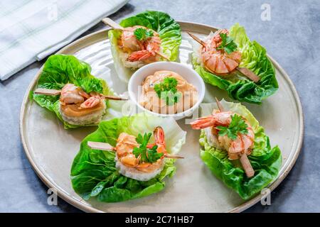 Canapes mit gegrillten schwarzen Tiger Garnelen und Meeresfrüchte-Sauce auf frischen Salatblättern - Party Food Stockfoto