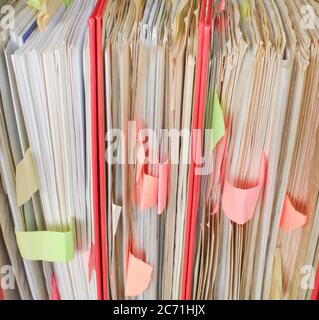 Chaotisch Ordner und Dokumente, Bürokratie und Bürokratie-Konzept. Guter Kopierraum Stockfoto