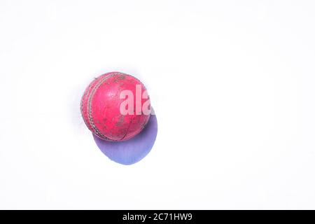 Rosa Cricket Ball isoliert auf weißem Hintergrund. Stockfoto