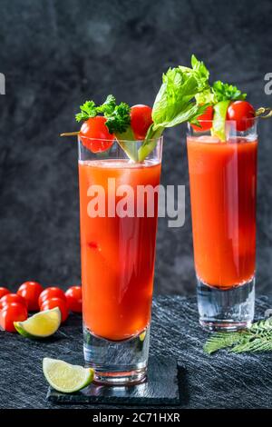 Bloody Mary Cocktail mit Wodka und Tomatensaft mit Garnierungen - alkoholischer Partydrink Stockfoto