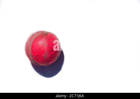 Rosa Cricket Ball isoliert auf weißem Hintergrund. Stockfoto