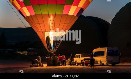 Kappadokien, Türkei - August 2017: Detail eines großen Heißluftballons, der bei Sonnenaufgang für seinen Erstflug aufgeblasen wird. Stockfoto