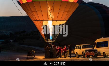 Kappadokien, Türkei - August 2017: Detail eines großen Heißluftballons, der bei Sonnenaufgang für seinen Erstflug aufgeblasen wird. Stockfoto