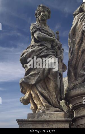 Detail der Skulptur Ivo Kermartin an der Karlsbrücke in Prag, Tschechische Republik. Es ist eine Kopie der Matthias Braun Skulptur aus dem Jahr 1908 von 1711. Stockfoto