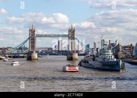 London, Großbritannien - 06. März 2020 - Panoramafenblick auf die Tower Bridge, HMS Belfast und die Themse, London, England Stockfoto