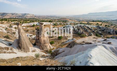 Goreme Dorf, Türkei - August 2017: . Ländliche Landschaft in Kappadokien. Steinhäuser von Kappadokien. Sonniges Goreme. Landleben von Kappadokien, Tur Stockfoto