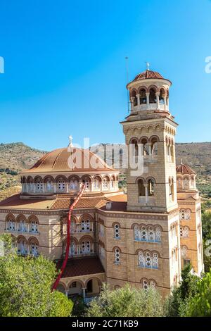 Kirche des Heiligen Nektarios auf der Insel Ägina an einem Sommertag in Griechenland Stockfoto