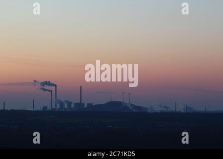 Kohlekraftwerk Scholven, Gelsenkirchen, NRW, Deutschland, von der Halde Hoheward, Herten aus gesehen, bei Sonnenuntergang im Ruhrgebiet Stockfoto