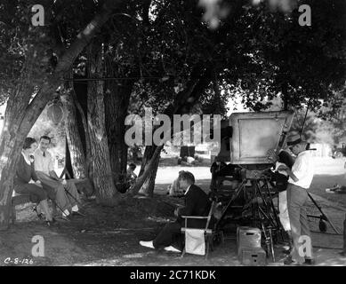 RICARDO CORTEZ und BARBARA STANWYCK unter der Regie VON LIONEL BARRYMORE am Drehort offen mit Film Crew während der Dreharbeiten von ZEHN CENT A DANCE 1931 Regisseur LIONEL BARRYMORE Columbia Pictures Stockfoto