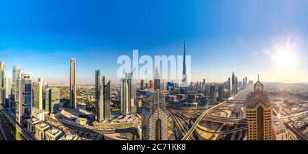 Panorama und Luftaufnahme der Innenstadt von Dubai in einem Sommertag, Vereinigte Arabische Emirate Stockfoto