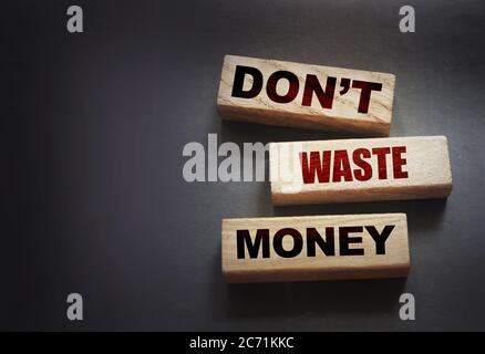 Verschwenden Sie kein Geld auf Holzblöcke. Finanzkonzept Stockfoto