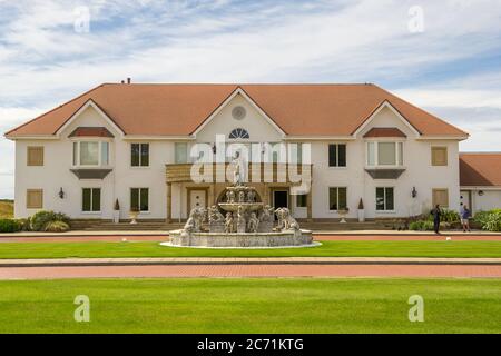 Turnberry, Schottland, Großbritannien. Juli 2020. Bild: Neue Forderungen nach einer Untersuchung der Geschäfte Trumps wurden gestellt, nachdem Trump Turnberry Resort die Erweiterung des Resorts und den Bau einer neuen Entwicklung auf dem umliegenden Land westlich des Hotelkomplexes in den Blick nimmt. Quelle: Colin Fisher/Alamy Live News Stockfoto